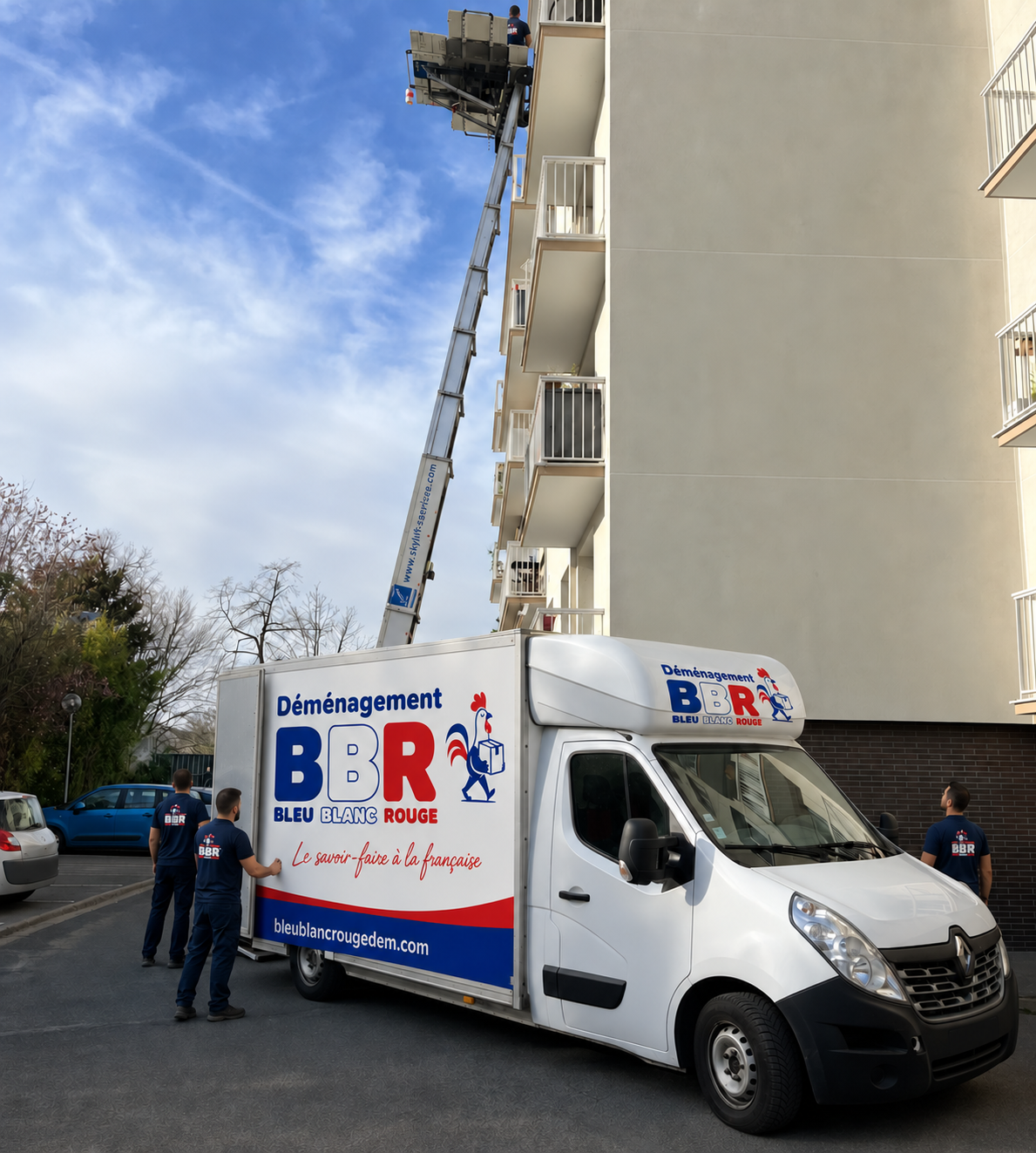 Monte-meubles BBR le long d'un immeuble
